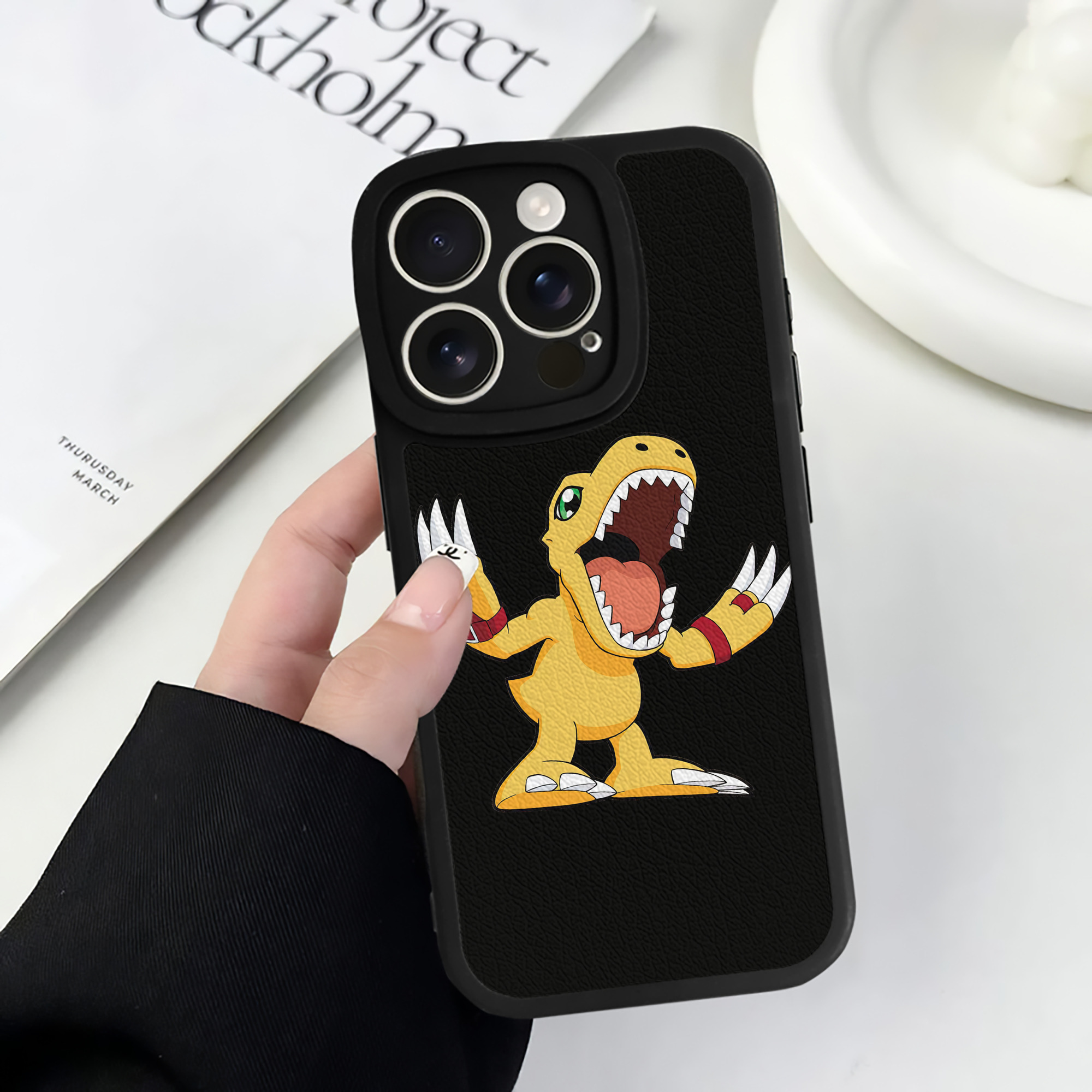 （画像用） Digimon デジタルモンスター/デジモン 【iPhone 16シリーズ対応】シリコンスマホケース（レザー調） 材質：シリコン